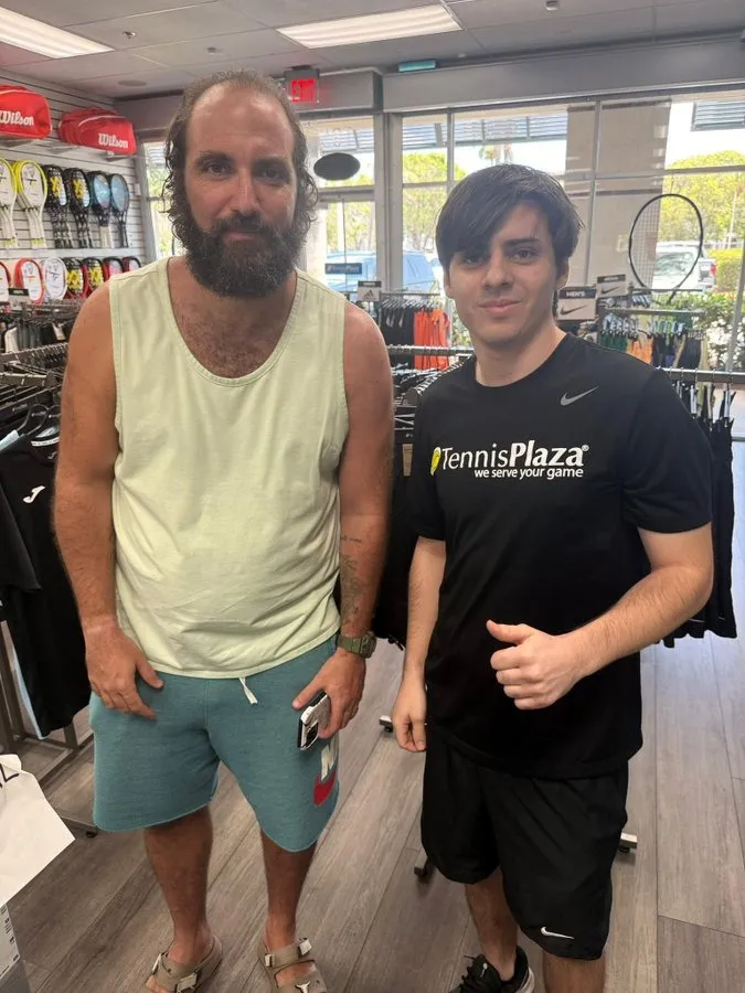 Gonzalo Higuaín fue visto en una tienda de artículos deportivos.