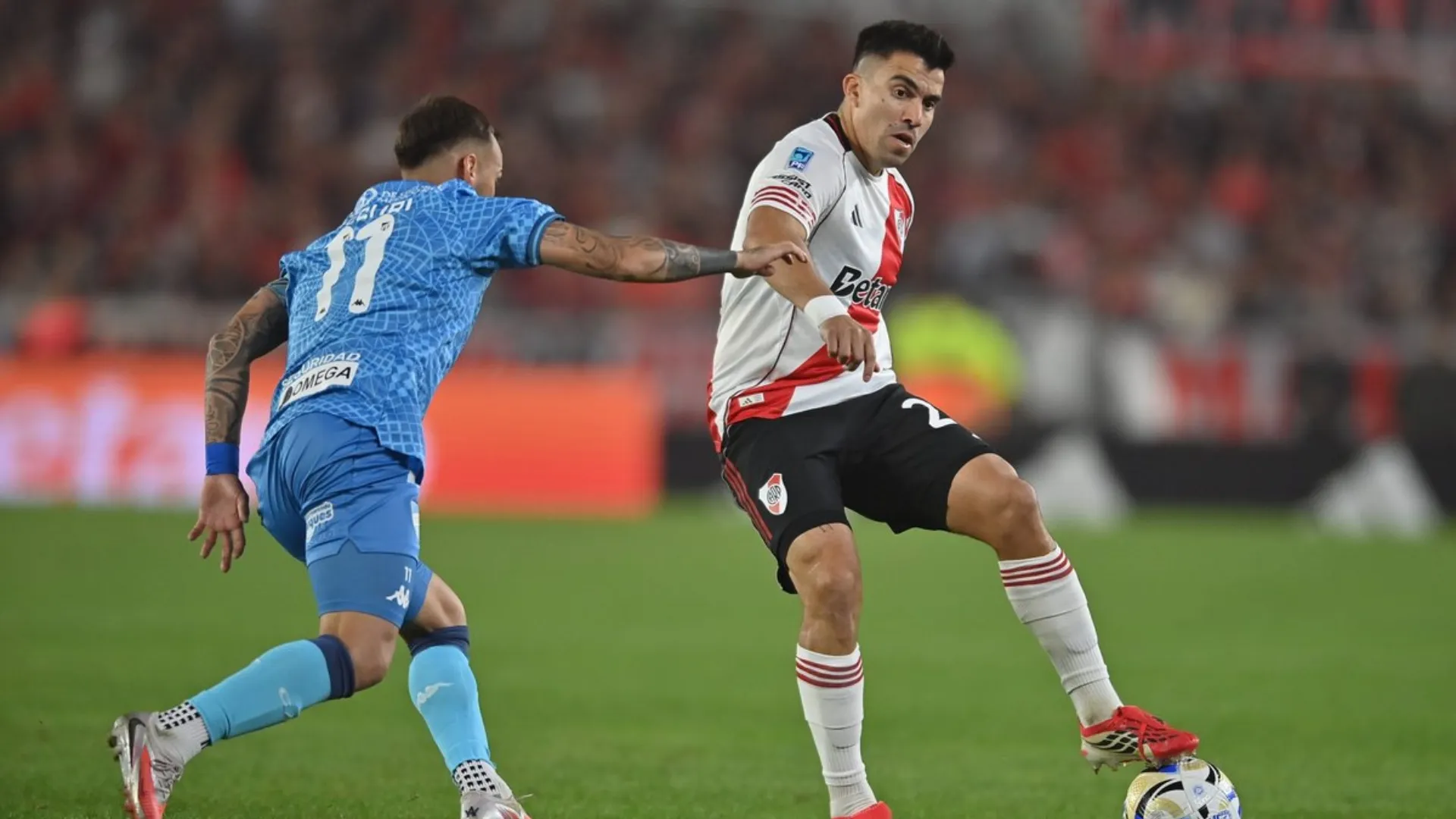 Marcos Acuña con la pelota. (Foto: Prensa River)