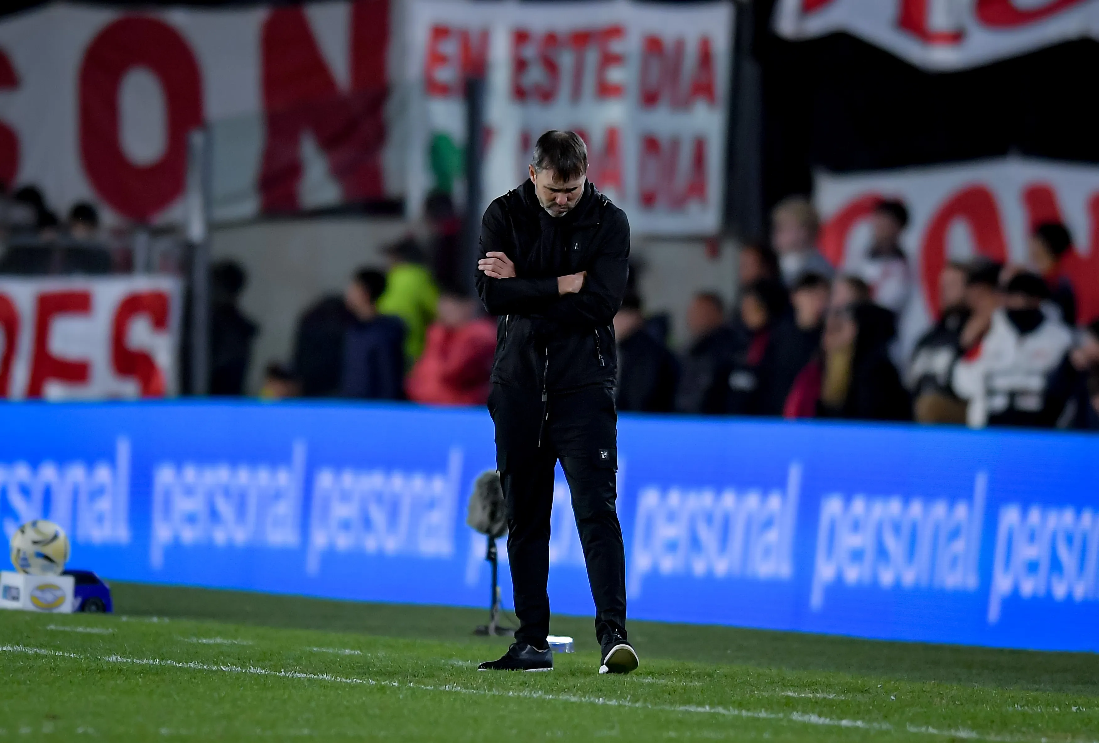Eduardo Coudet en la derrota ante Atlético Tucumán. (Foto: Getty)