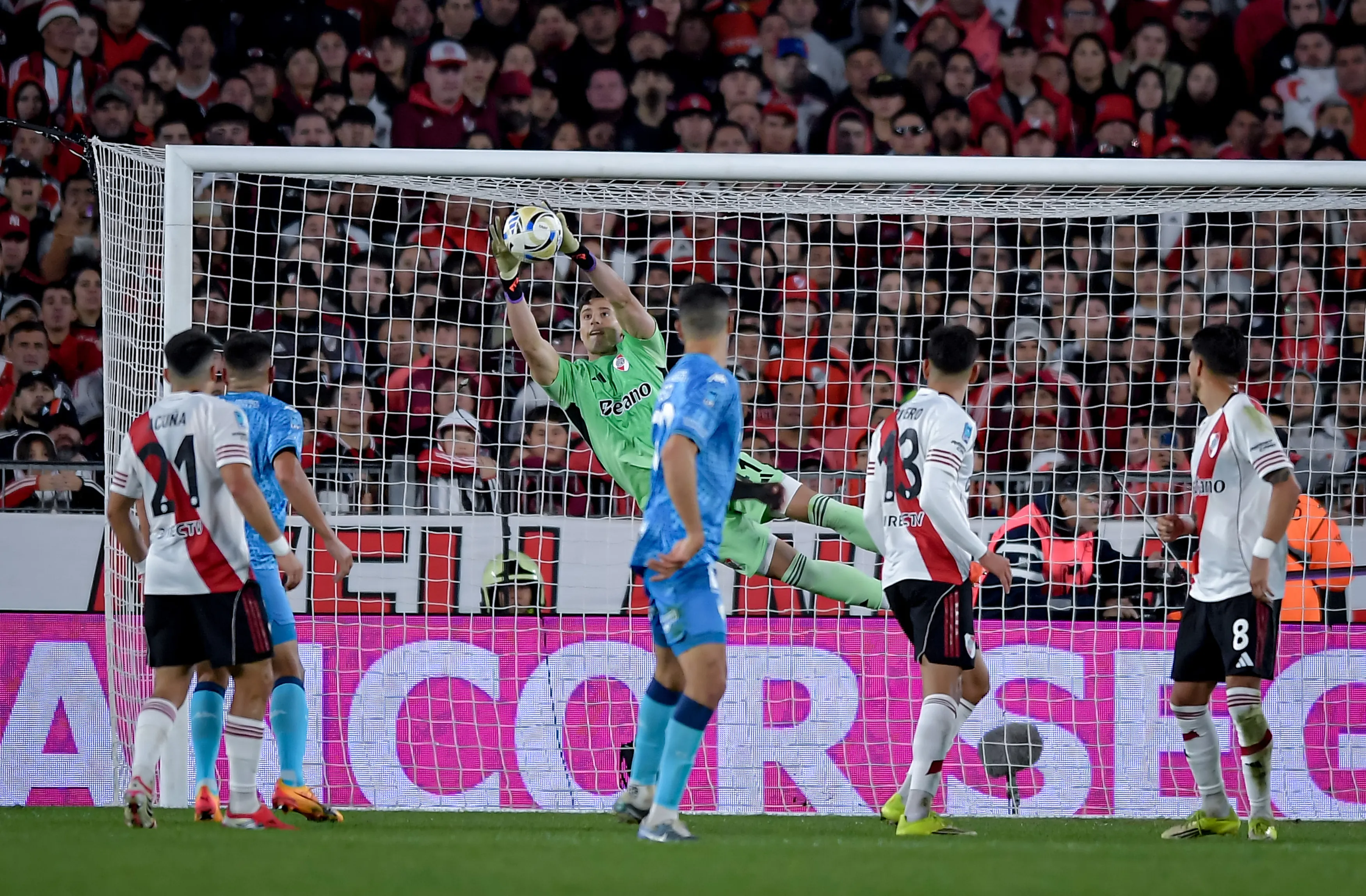 Santiago Beltrán ante Atlético Tucumán. (Foto: Getty).
