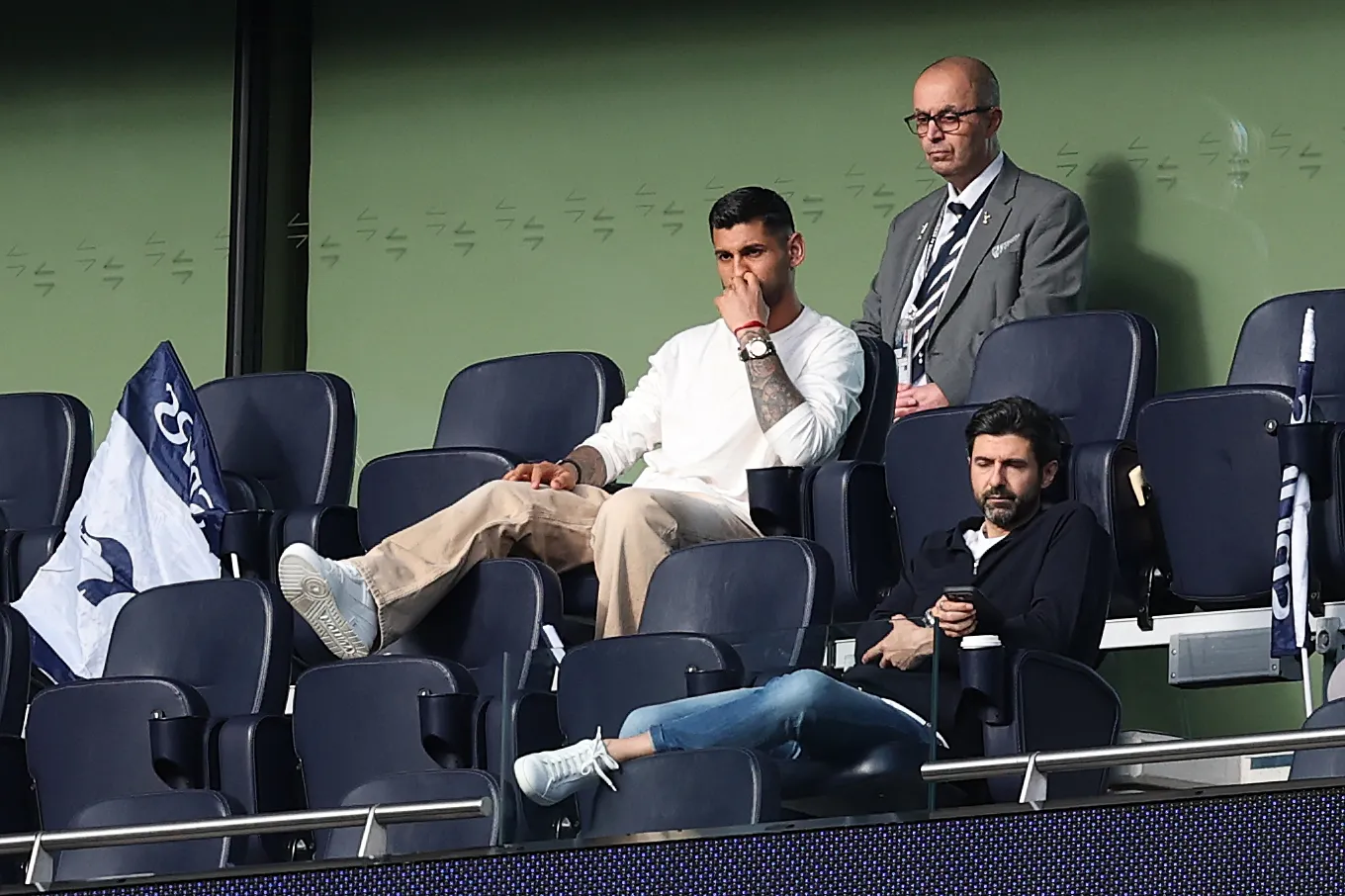 Cuti Romero en una de las plateas del Tottenham Stadium este domingo 3 de mayo.