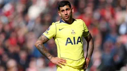 Cristian Romero se mostró mirando Tottenham vs. Aston Villa con su rodilla derecha extendida.