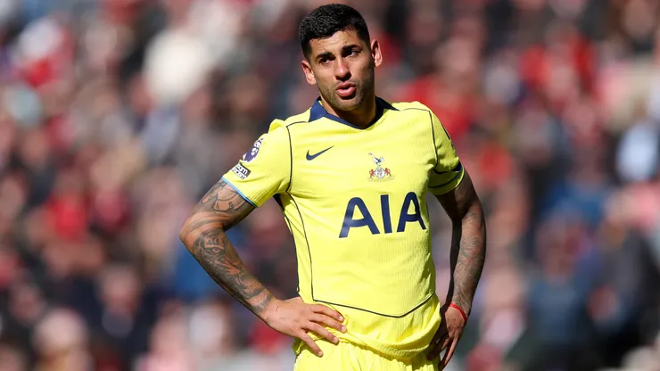 Cristian Romero se mostró mirando Tottenham vs. Aston Villa con su rodilla derecha extendida.