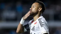 Neymar con la casaca del Santos