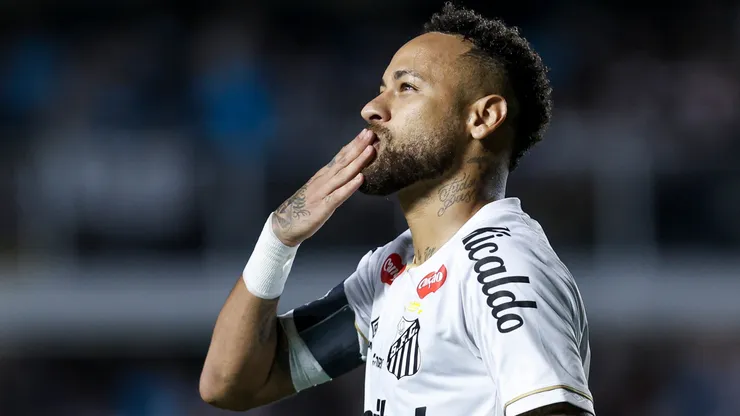 Neymar con la casaca del Santos