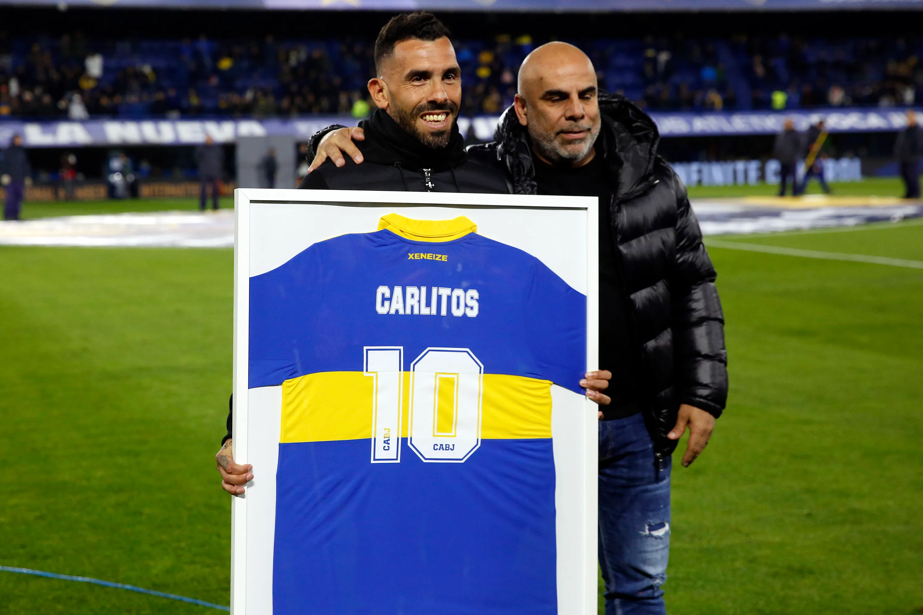 Carlos Tevez y Mauricio Serna. (Foto: Getty).