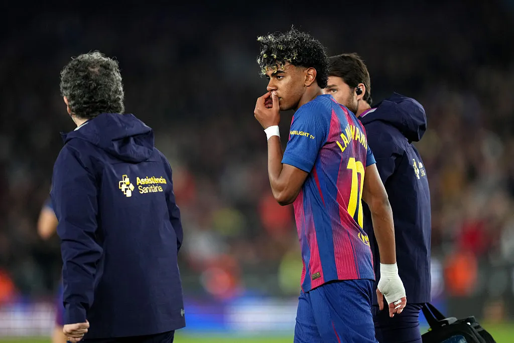 Lamine Yamal se lesionó pateando un penal vs. Celta. (Getty)