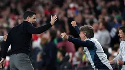 Mikel Arteta y Gabriel Heinze celebran el gol de Bukayo Saka.
