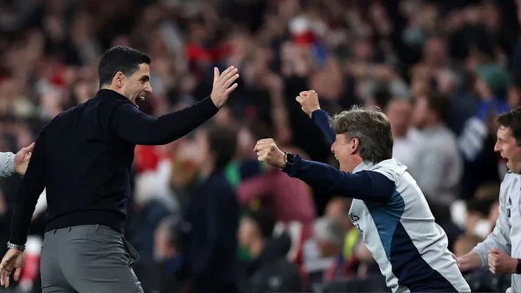 Mikel Arteta y Gabriel Heinze celebran el gol de Bukayo Saka.