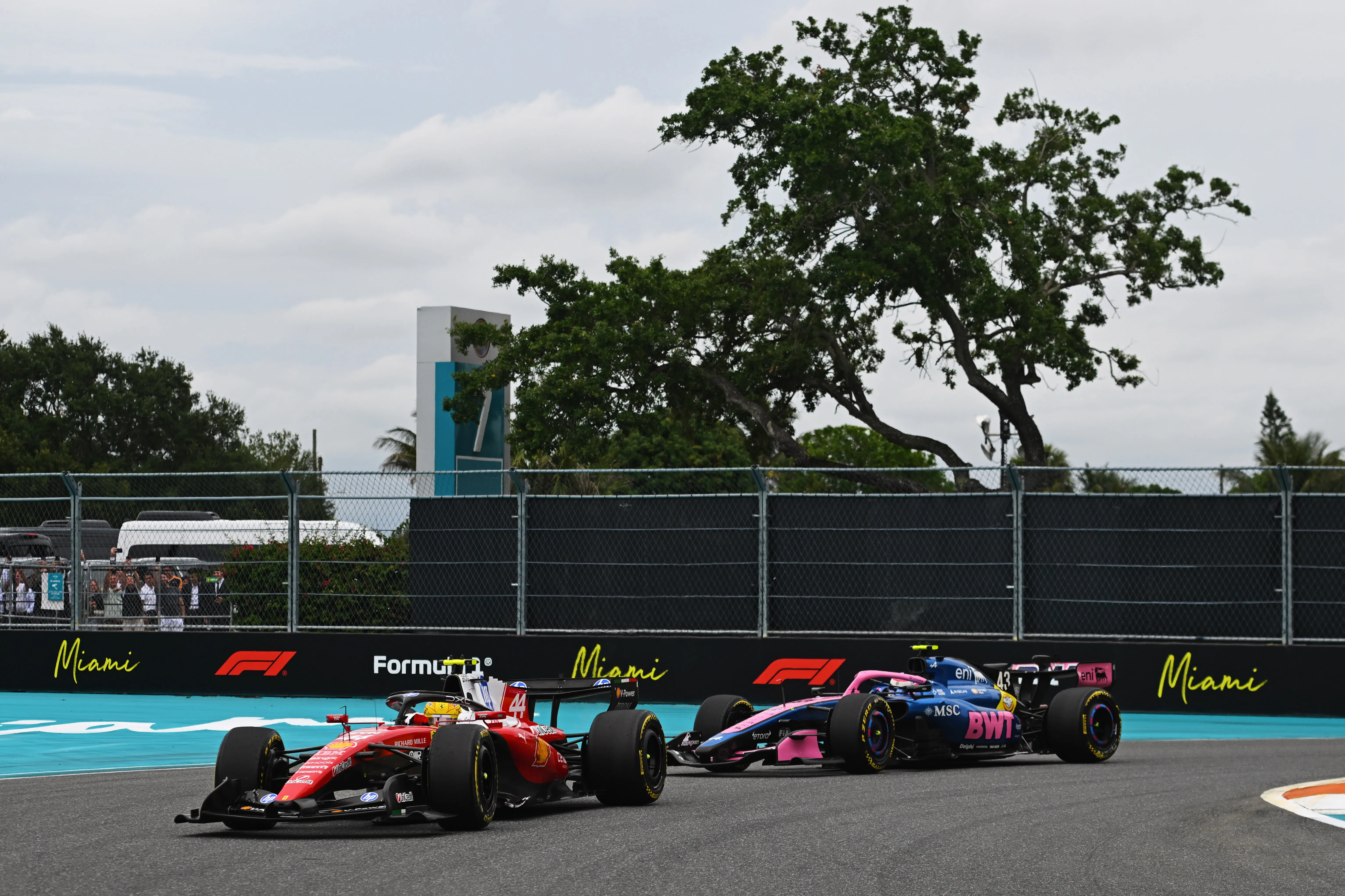 La batalla inicial entre Colapinto y Hamilton. (Foto: Getty)