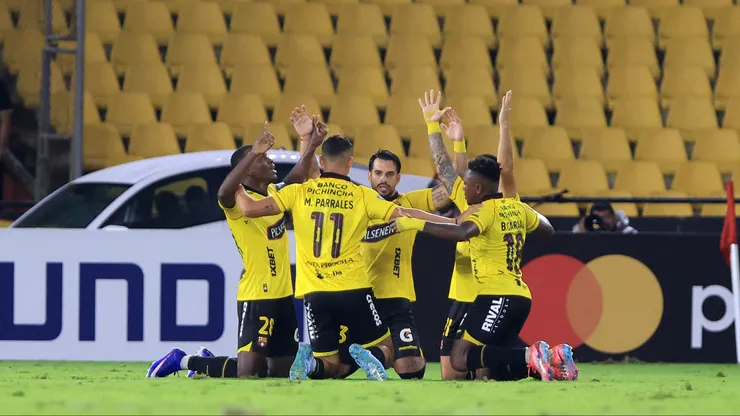 Héctor Villalba, junto a sus compañeros, celebra el gol de Barcelona SC.