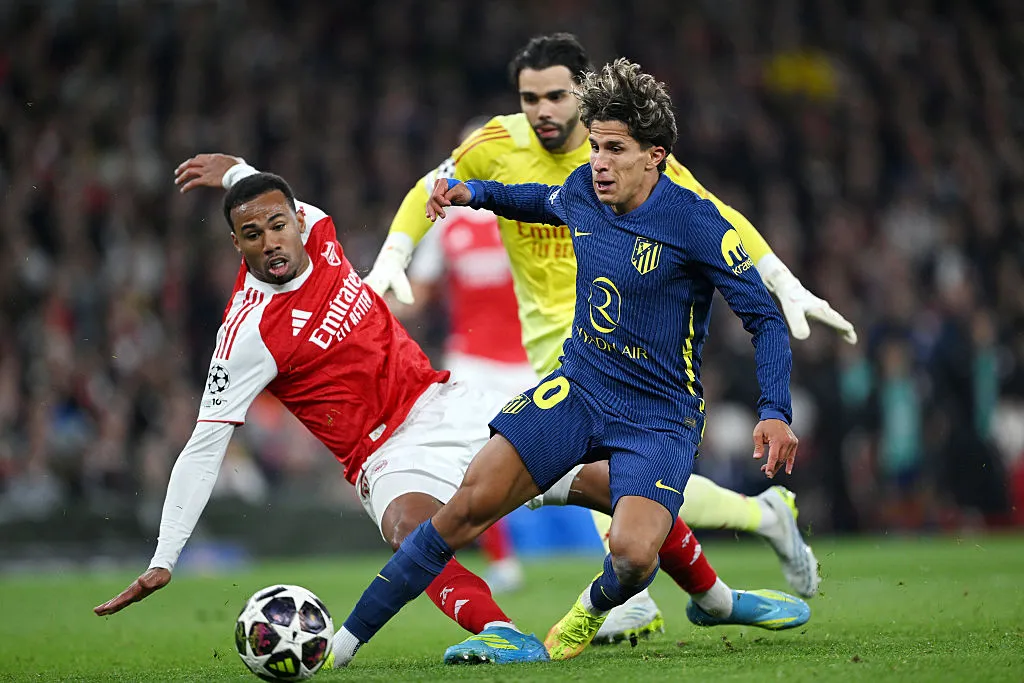 Martínez Almeidas se quejó de jugadas que fueron cobradas en favor del Arsenal. (Getty)