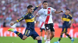 Leandro Paredes remata ante la marca de Kendry Páez.