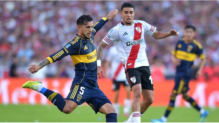 Leandro Paredes remata ante la marca de Kendry Páez.