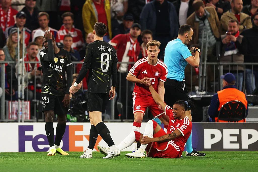 Michael Olise fue anulado por la doble marca del PSG, recargando la banda derecha. (Getty)