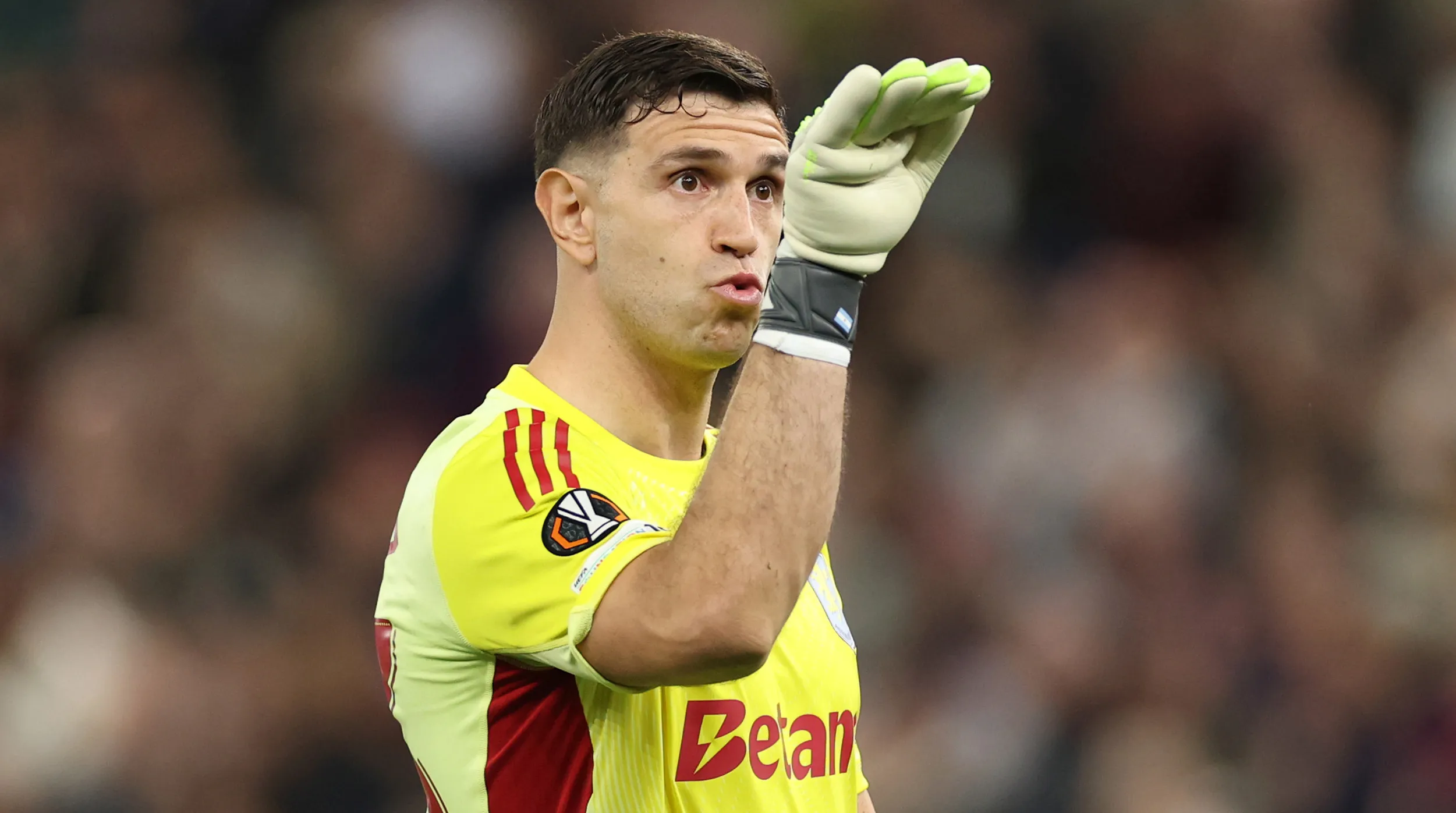 Dibu Martínez podría pasar a Liverpool ante una salida de Alisson (Getty).