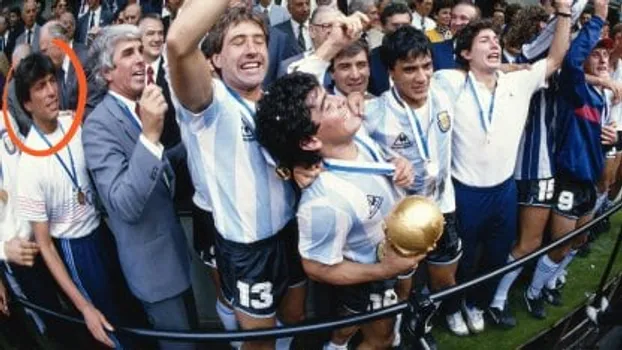 Maradona con la copa. Passarella, de civil en el Azteca. Foto archivo.