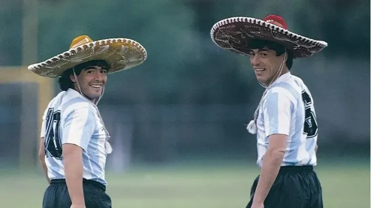 Maradona y Passarella, posando de cara a México 1986.