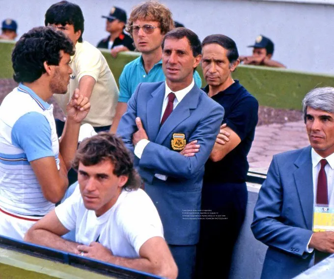 Bilardo, Signorini, Madero, Clausen, Pumpido y atrás se asoma Passarella. Foto Archivo.