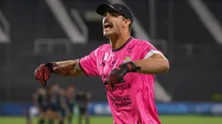 Por qué Lucas Bruera, el arquero de Carabobo, ataja con gorra vs. River