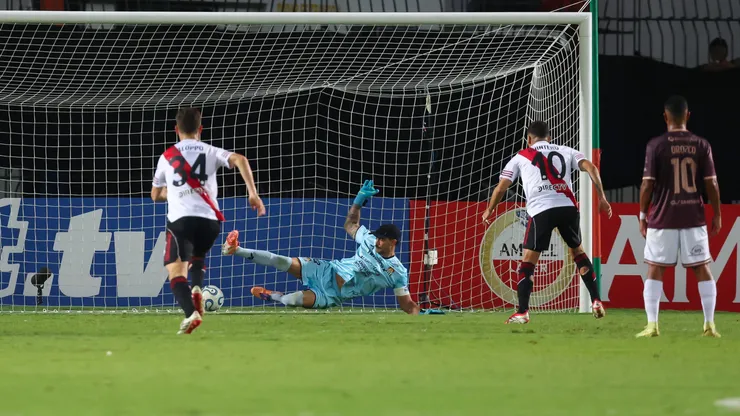 Lucas Bruera le atajó un penal a Juan Fernando Quintero.