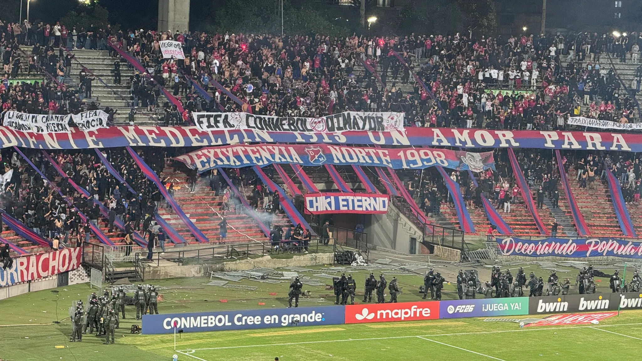 Las banderas de la hinchada de DIM. (Foto: @Barras_LATAM)