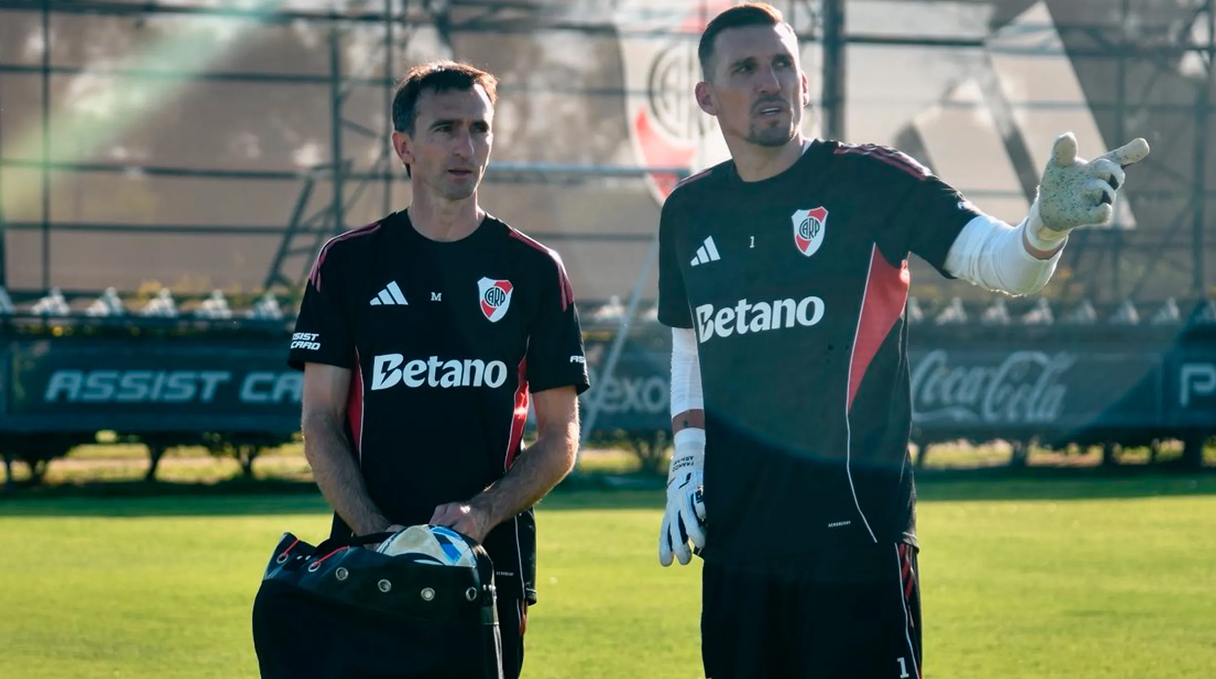 Franco Armani junto a Marcelo Barovero, entrenador de arqueros. (Foto: River)