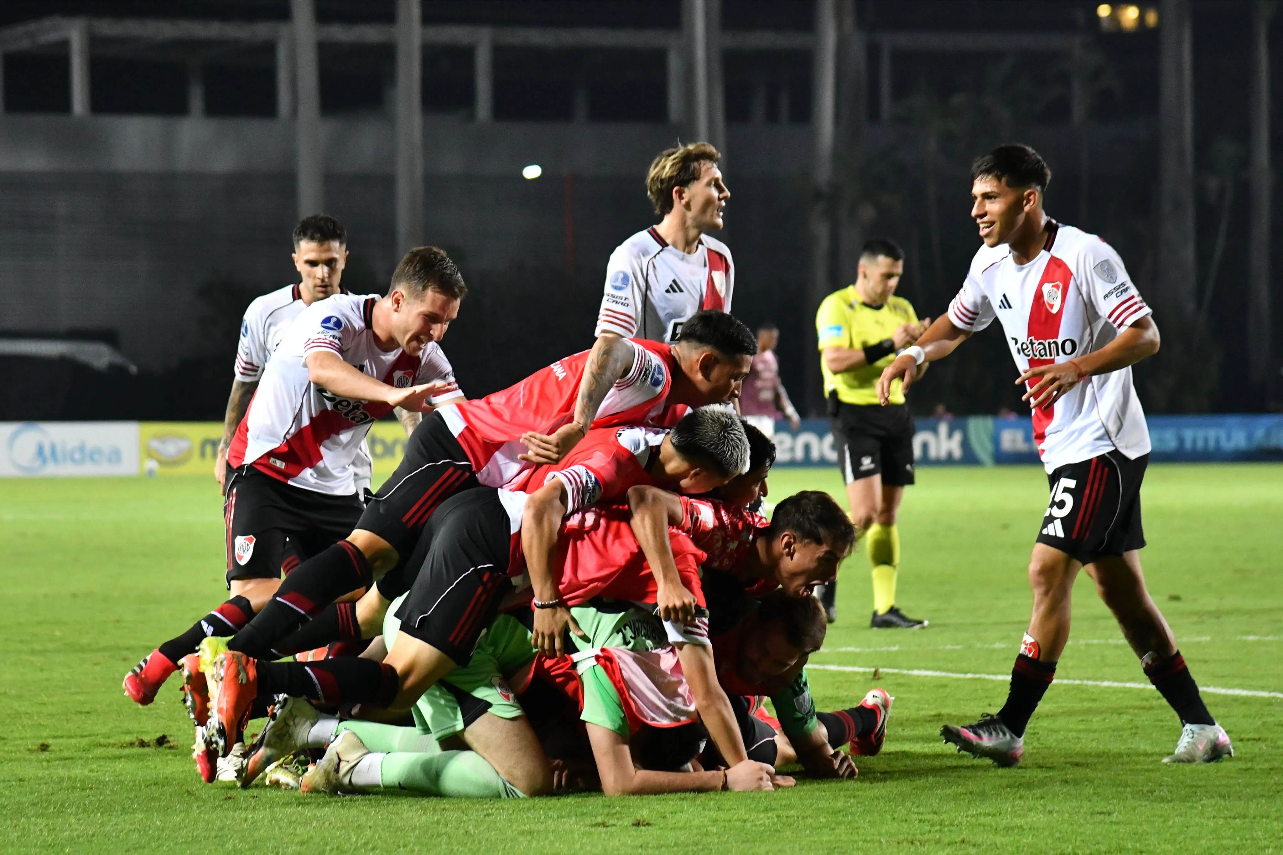 Así se gritó el gol agónico de Salas en Venezuela. (Foto: Prensa River).