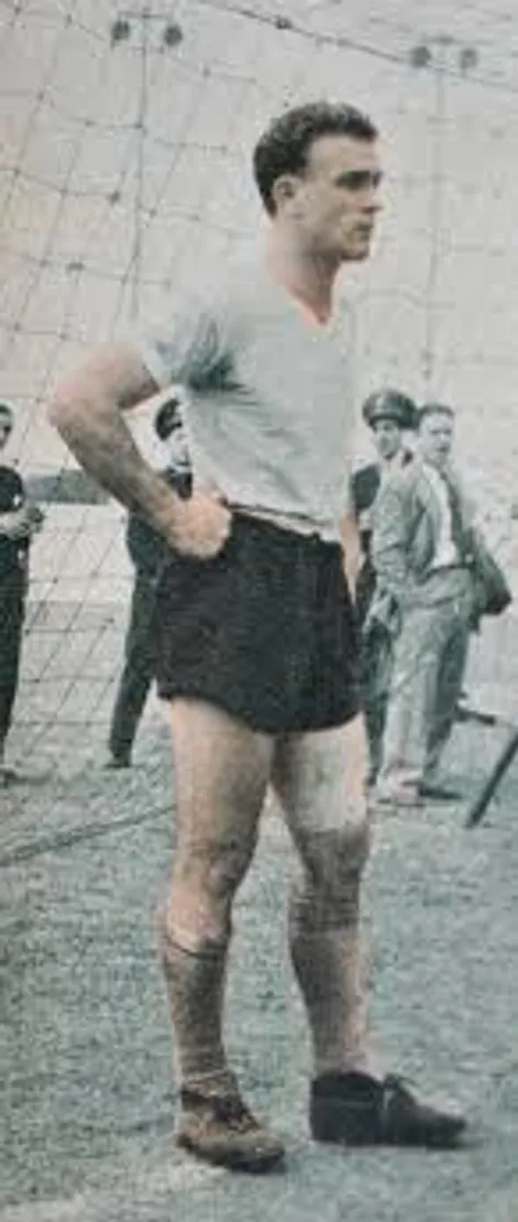 Di Stéfano, debajo del arco y sin guantes, atajando contra Boca (El Gráfico).