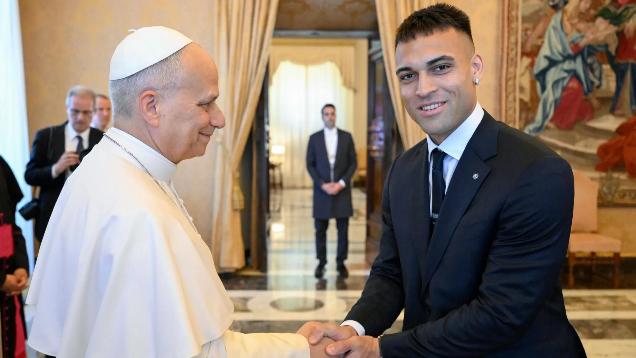 Lautaro Martínez junto a León XIV.