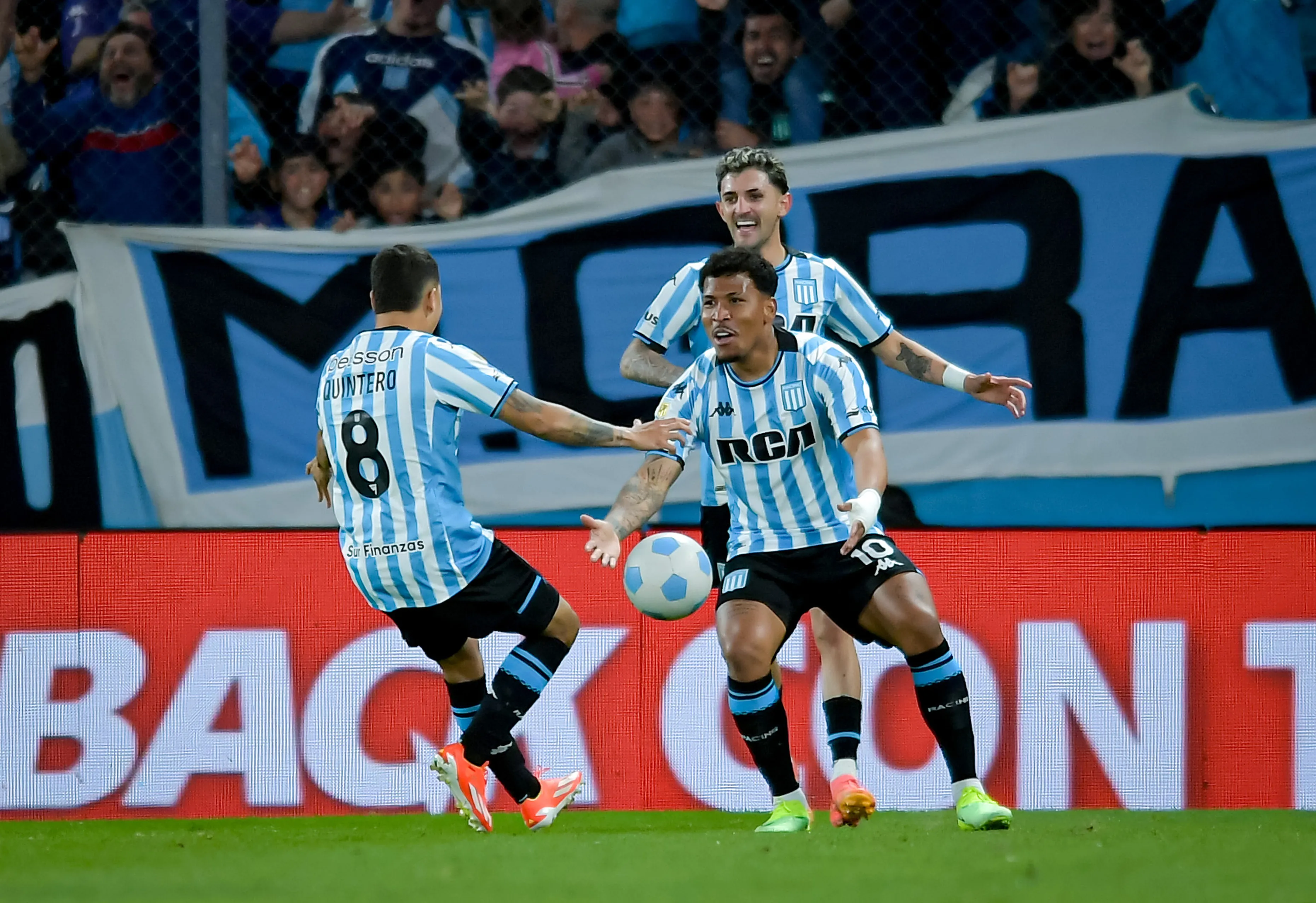 Juan Fernando Quintero y Roger Martínez, en su etapa en Racing. (Getty Images)