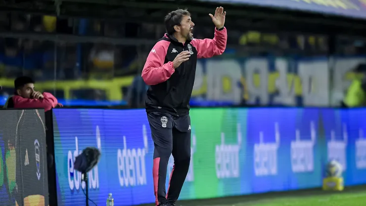 Diego Martínez resaltó el trabajo de los jugadores de Huracán para llevarse el triunfo de la Bombonera vs. Boca.