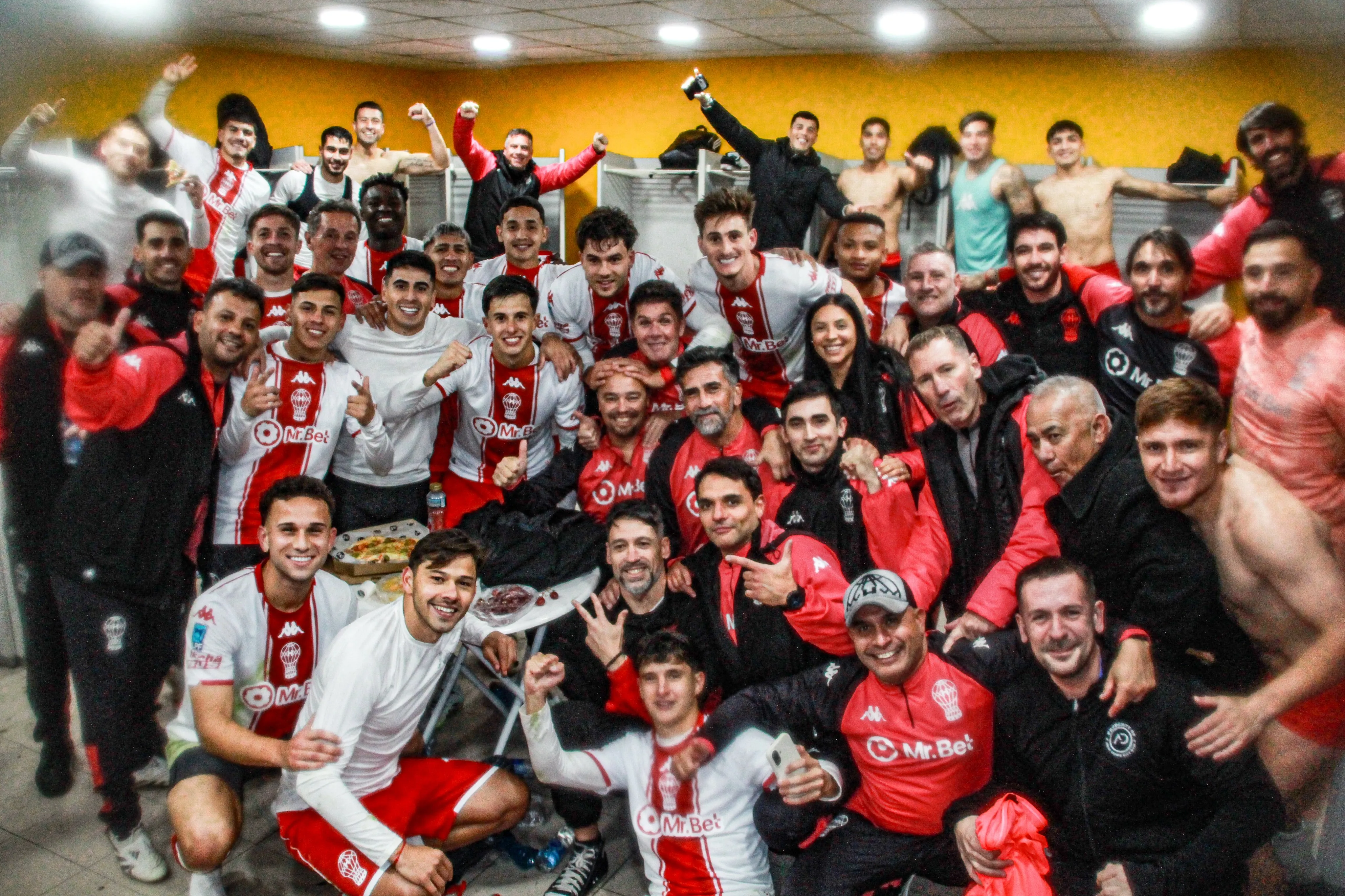 El festejo de los jugadores de Huracán. @CAHuracan