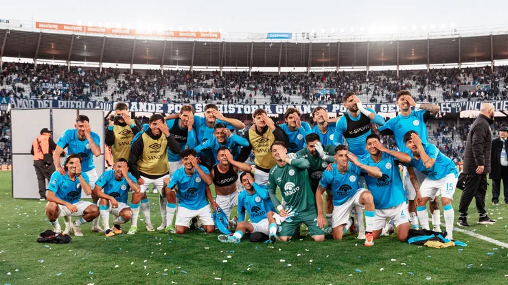 Los jugadores de Belgrano celebran el triunfo en el Kempes