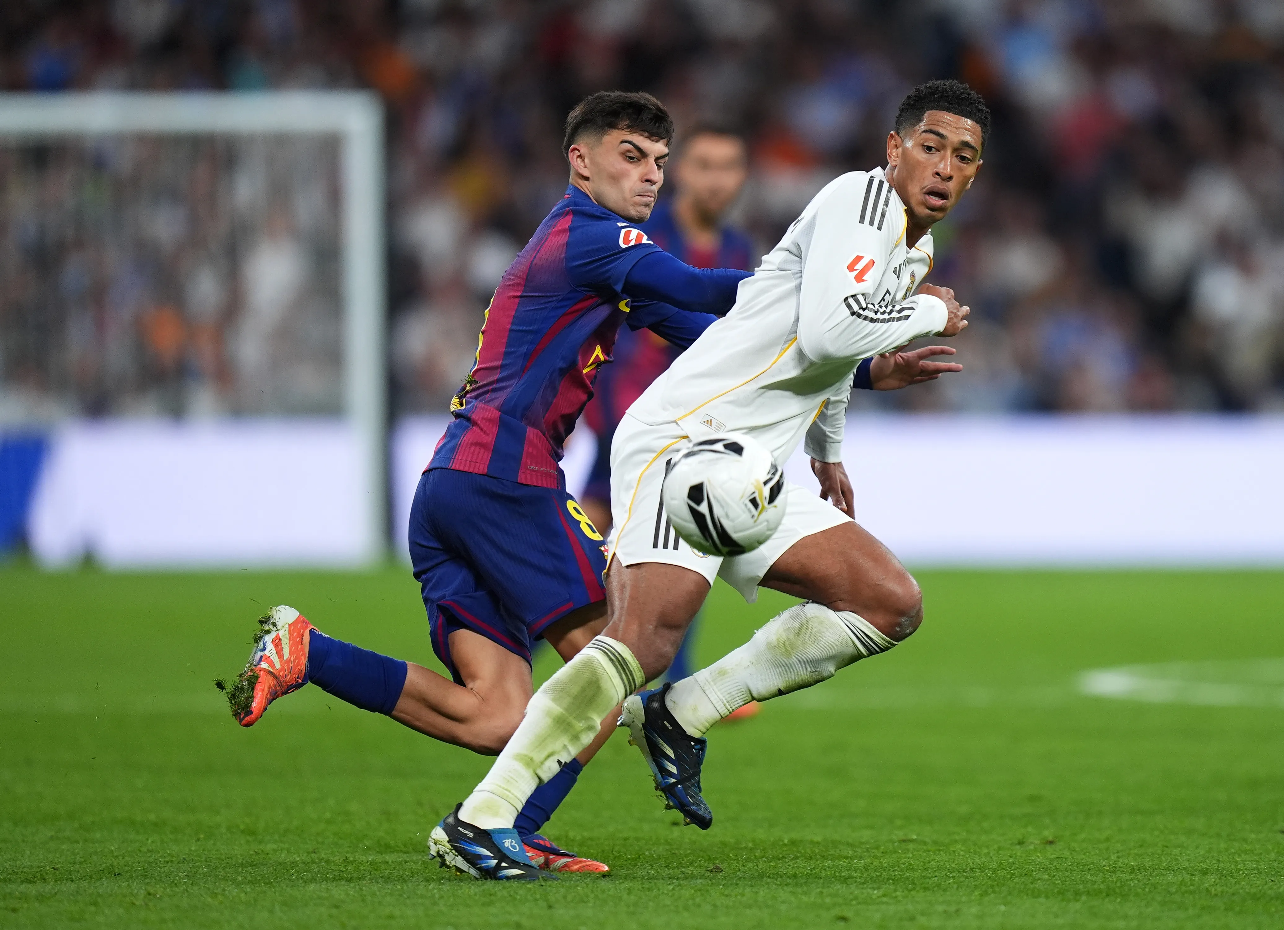 Pedri y Bellingham en el clásico que se disputó en el Bernabéu en esta misma liga. (Foto: Getty).