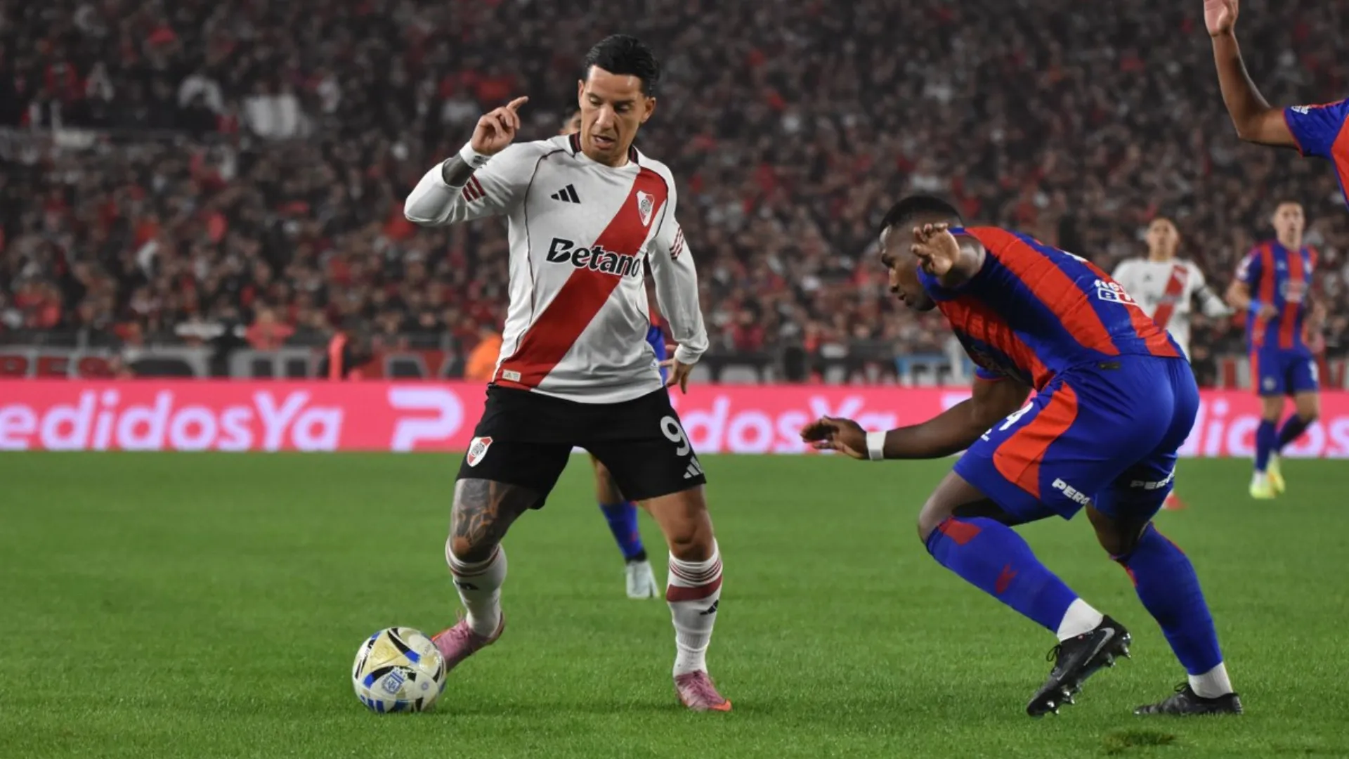 Driussi con la pelota. (Foto: Prensa River)