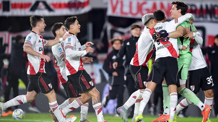 River cargó a San Lorenzo con su histórica mudanza de Boedo a Bajo Flores tras eliminarlo de Torneo Apertura.