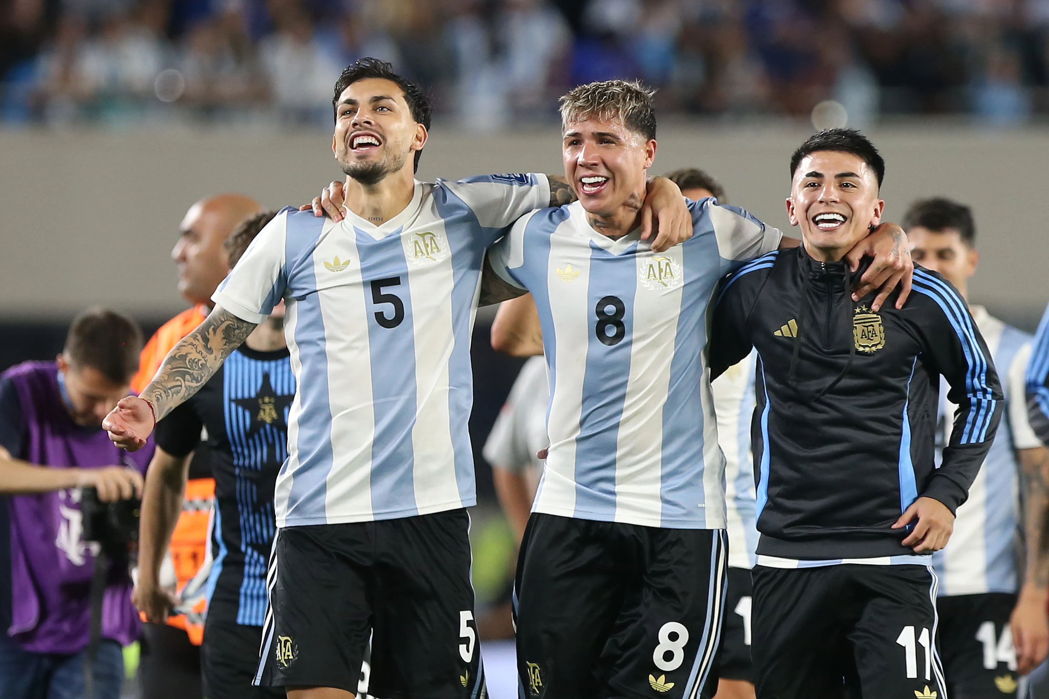Leandro Paredes, Enzo Fernández y Thiago Almada, en la Selección Argentina. (Getty Images)
