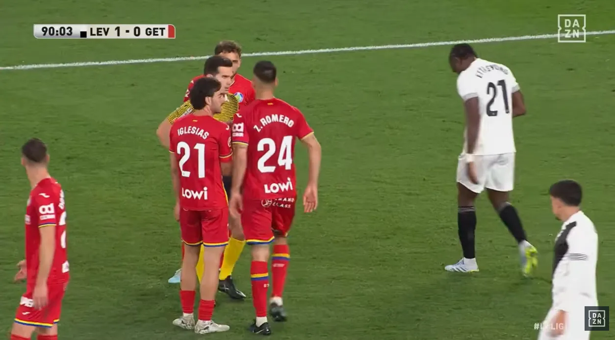 El momento en el que Zaid Romero le reclama al árbitro Alejandro Quintero.