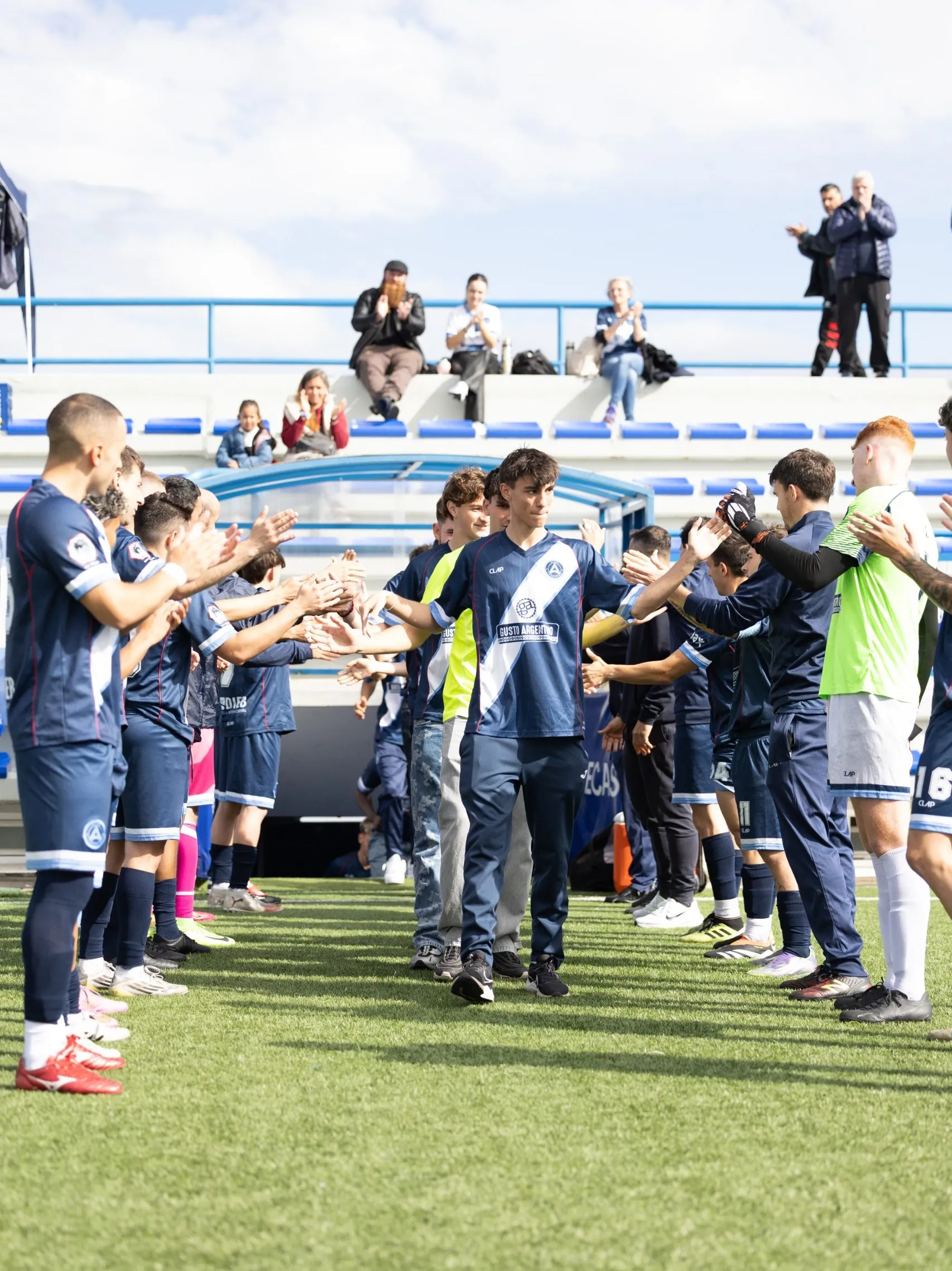 El plantel de Primera le hizo el pasillo a los juveniles antes de su partido. (Foto: Club Argentino)