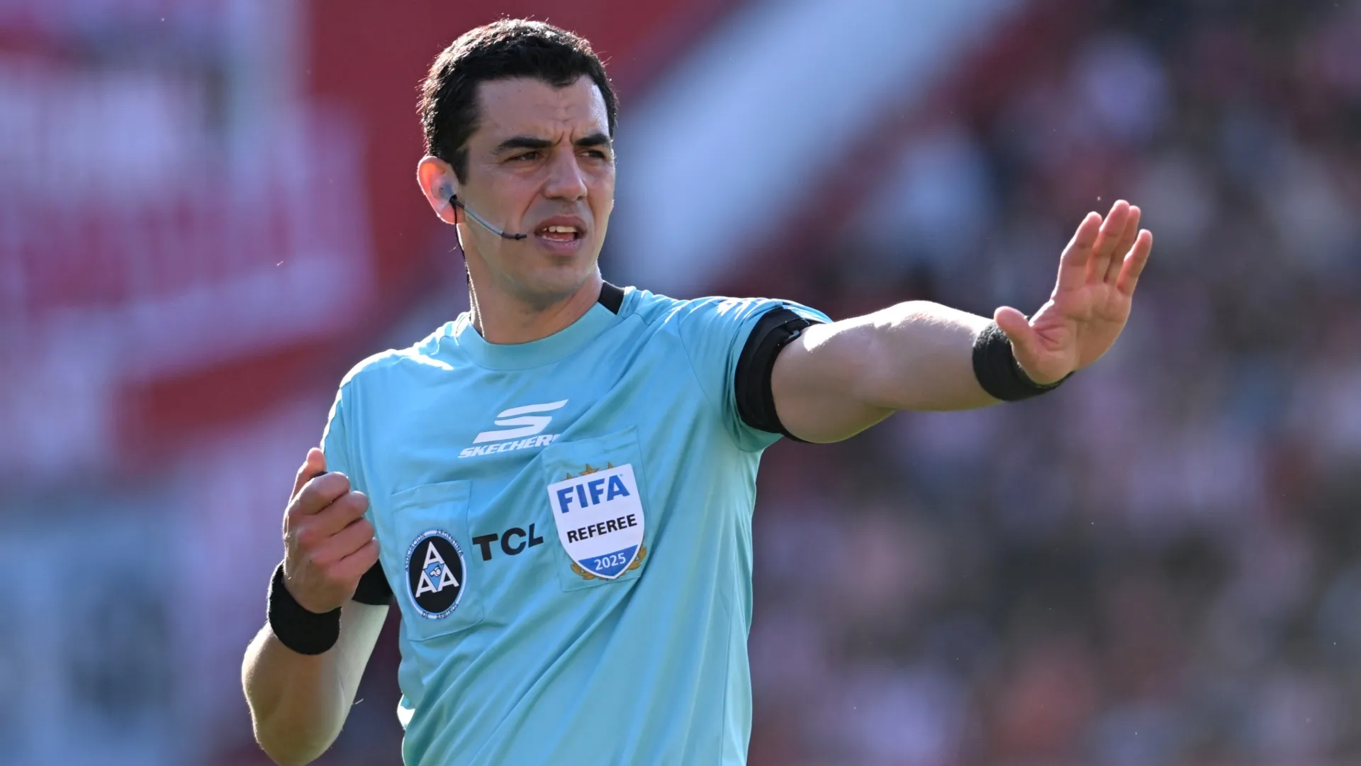 Leandro Rey Hilfer, el árbitro del partido entre River y Gimnasia. (Foto: Getty).