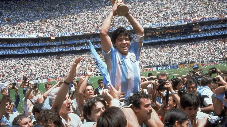 Una promesa, un préstamo, 17 dólares y una anécdota inolvidable: el hombre que llevó a Maradona en andas en México 86