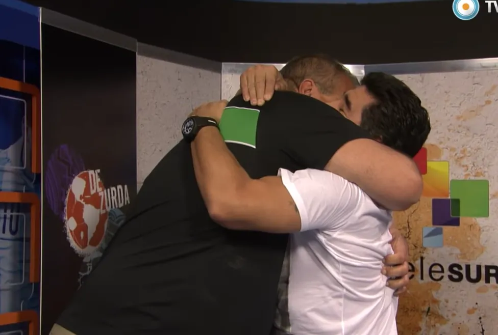 El abrazo entre Maradona y Cejas en De Zurda, 2014. Captura de TV.