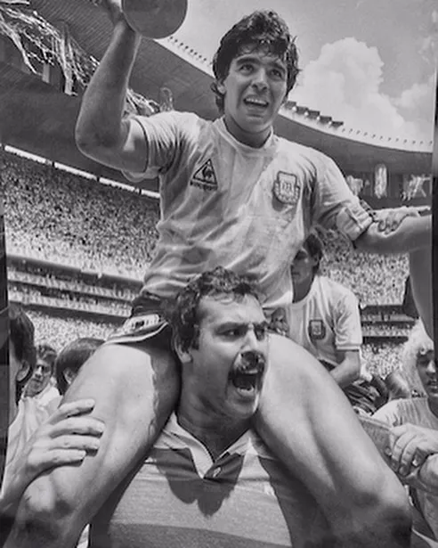La famosa foto de Maradona, Cejas y la Copa. Foto Archivo.