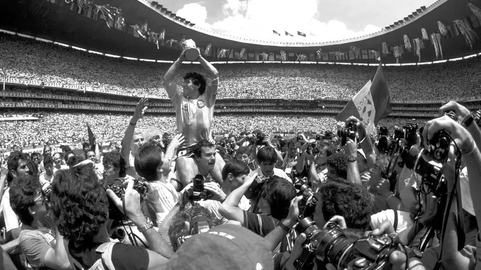 Fotógrafos, hinchas, jugadores, Cejas y Maradona. Foto Archivo.