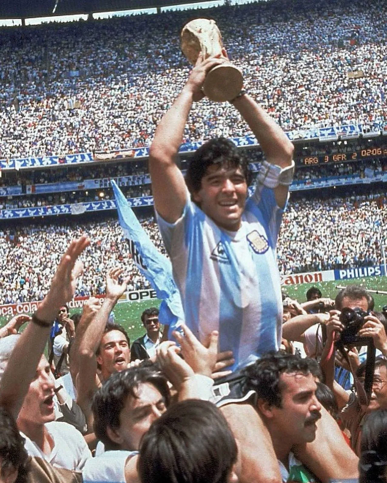 Todos quieren tocar a Diego. Cejas, de 1,90, lo alzó. Foto Archivo.