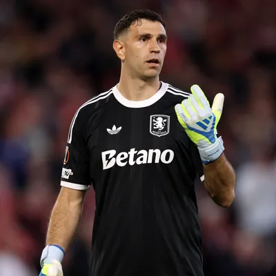 Liverpool sigue a Dibu Martínez: los millones que debería pagar para comprarlo después del Mundial