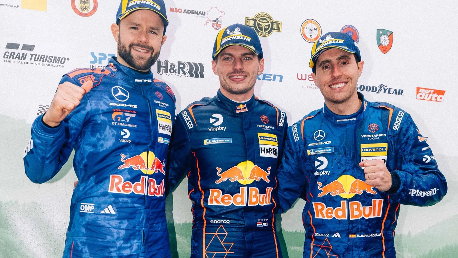 Verstappen (centro) junto a Jules Gounon (izq) y Daniel Juncadella (der), dos de sus compañeros para las 24 horas de Nürburgring. (Verstappen Racing)