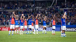 Los jugadores de Cruzeiro celebran junto a su gente.
