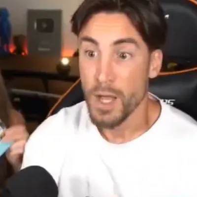 En pleno stream, a Nicolás Tagliafico le tocó su propia figurita del álbum del Mundial y su reacción se hizo viral